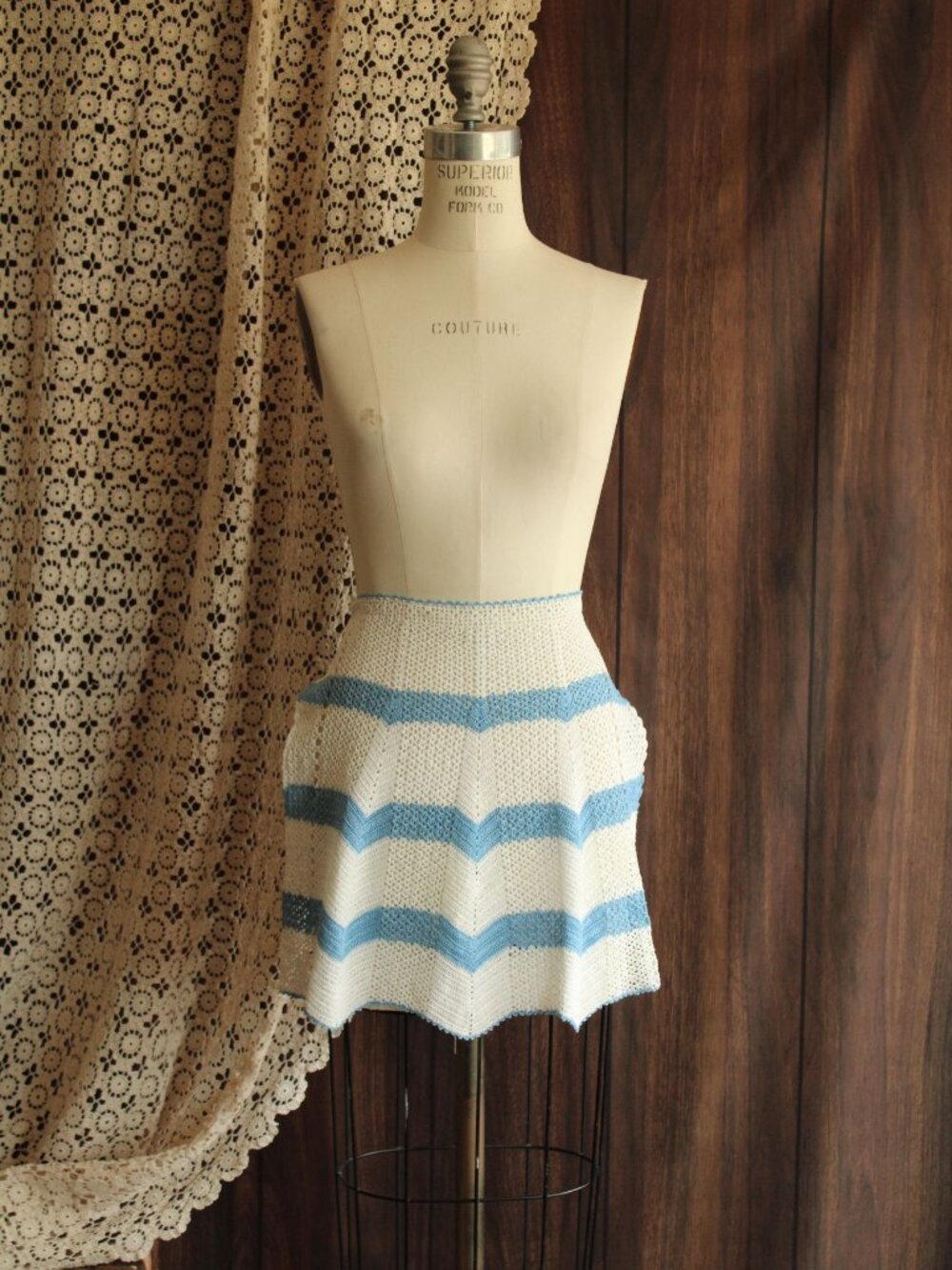Vintage 1950s 1960s Half Apron, Crocheted in White and Blue, Retro Kitchen - Picture 2 of 11